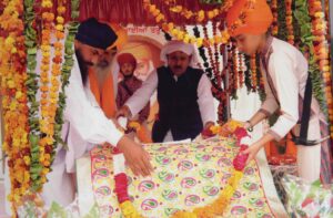 Paying Honor & Devotion to Shri Guru Granth Sahib Ji